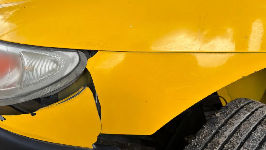 Pare-chocs avant endommagé après une collision mineure à Matane